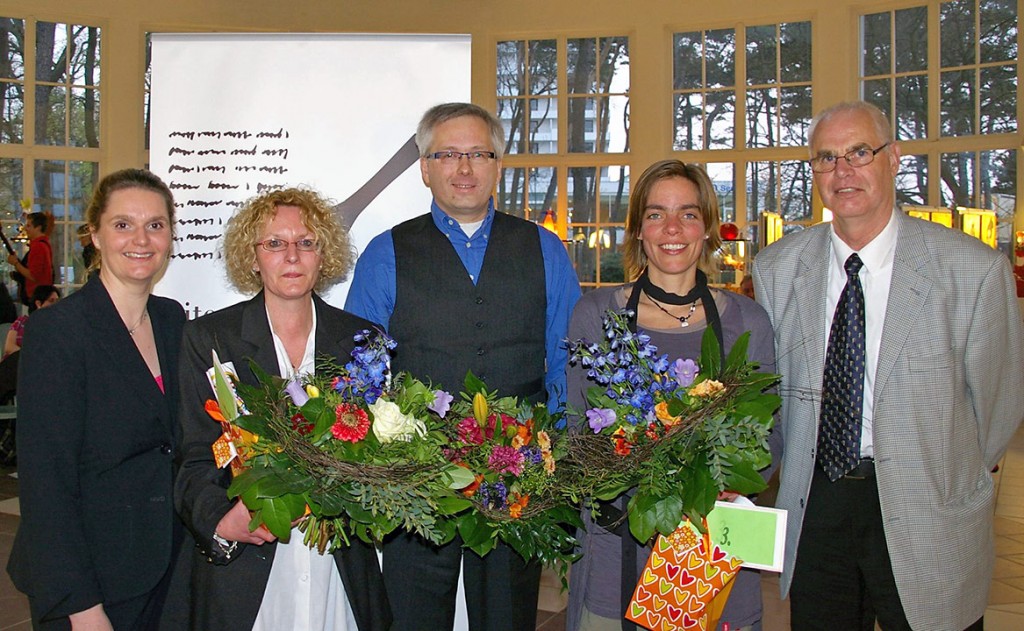 Bürgervorsteherin Anja Evers übernahm die Preisverleihung des vierten Timmendorfer Literaturpreises für die Hörspiele von Christiane Schulze-Mahrenholz (1. Platz), Marc Freund (2. Platz) und Priska Kleiner (3. Platz) und Rainer Steen, der stellvertretende Bürgermeister dankte der Jury für ihre Arbeit mit kleinen Präsenten. Foto: Brigitte Arms Bürgervorsteherin Anja Evers übernahm die Preisverleihung des vierten Timmendorfer Literaturpreises für die Hörspiele von Christiane Schulze-Mahrenholz (1. Platz), Marc Freund (2. Platz) und Priska Kleiner (3. Platz) und Rainer Steen, der stellvertretende Bürgermeister dankte der Jury für ihre Arbeit mit kleinen Präsenten. Foto: Brigitte Arms