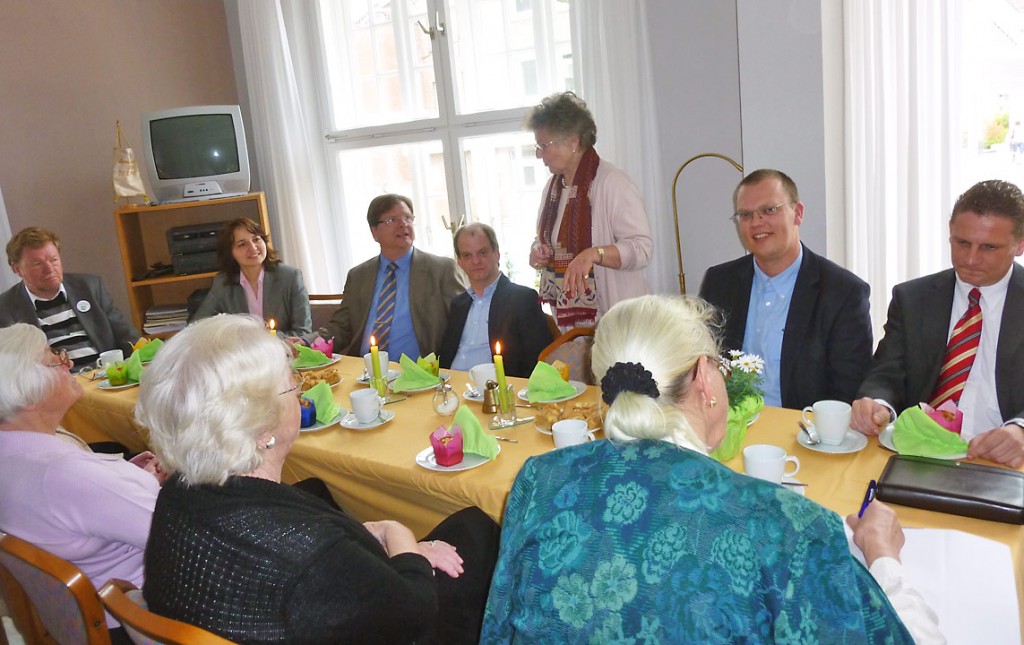 Gastgeberin Helga Schütt begrüßte im Timmendorfer Seniorentreff alle sechs Bürgermeisterkandidaten Gastgeberin Helga Schütt begrüßte im Timmendorfer Seniorentreff alle sechs Bürgermeisterkandidaten