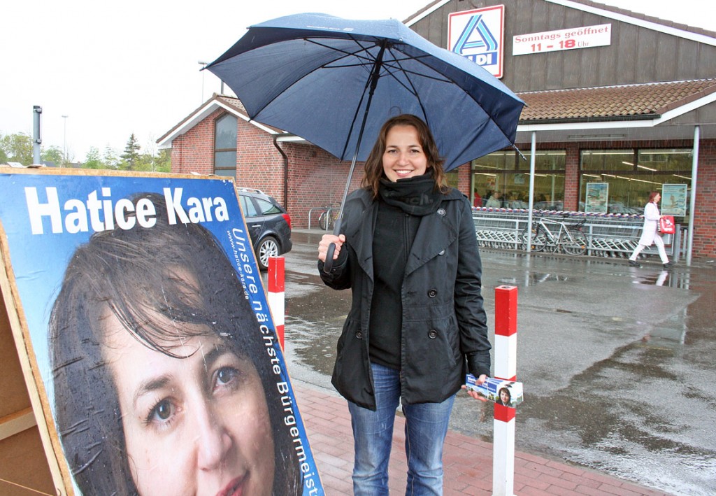 Bürgernah bei jedem Wetter: Hatice Kara begrüßte am Mittwoch Timmendorfer Bürger bei strömendem Regen vor "Aldi" Bürgernah bei jedem Wetter: Hatice Kara begrüßte am Mittwoch Timmendorfer Bürger bei strömendem Regen vor "Aldi"