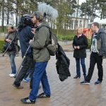 RTL berichtet aus Timmendorfer Strand: Redakteurin Ilka Essmüller interviewt Torge Schmidt auf der Timmendorfer Kurpromenade