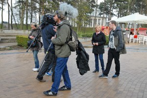 RTL berichtet aus Timmendorfer Strand: Redakteurin Ilka Essmüller interviewt Torge Schmidt auf der Timmendorfer Kurpromenade