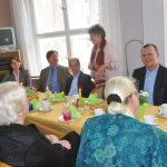 Gastgeberin Helga Schütt begrüßte im Timmendorfer Seniorentreff alle sechs Bürgermeisterkandidaten