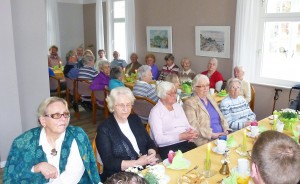 Bei Kaffee und Kuchen hatten die Timmendorfer Senioren Gelegenheit, die Bürgermeister-Kandidaten von der "menschlichen Seite" kennenzulernen