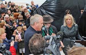 Tourismuschef Christian Jaletzke mit dem "falschen" Udo und Slyvia Mennicke von der Ostsee-Galerie in der Menschenmenge vor dem Maritim (Foto: TSNT)