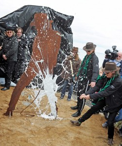 Champagnertaufe für die Skulptur "Horizont" (Foto: TSNT)