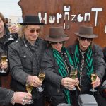 Schampus zur Premiere: Eddy Kante, Inge Lindenberg, Neffe Marvin, Steffi Stephan, Udo Lindenberg, Double Thomas Richter (von links) vor der Portugall-Skulptur „Horizont“ (Foto: Susanne Dittmann)