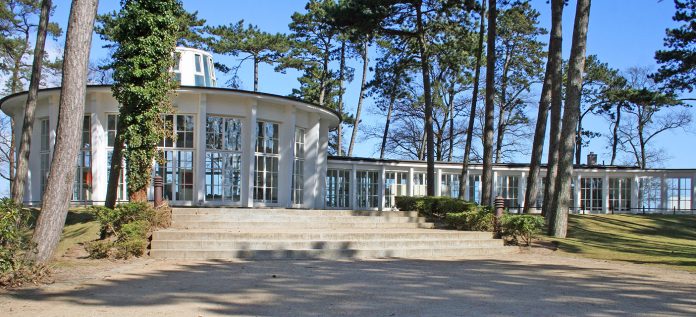 Denkmal mit Tradition: Die Timmendorfer Trinkkurhalle erinnert an die Zeit, als Timmendorfer Strand zum ersten Mal als Ostseebad erwähnt wurde. Das war 1951. Heute steht sie unter Denkmalschutz.