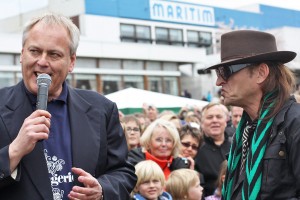 Seinen letzten vielbeachteten Auftritt hatte der Tourismusdirektor bei der Enthüllung der Udo Lindenberg-Skulptur am Strand (hier mit Lindenberg-Doppelgänger)