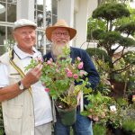 Gartenexperten unter sich: Erich Ralph (links) und TV-Gärtner John Langley