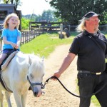 Als Unterricht oder nur zum Spaß: Ponyreiten auf dem Hof