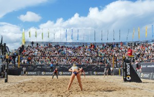 La-Ola-Wellen in den Rängen: begeisterte Fans bei den Deutschen smart Beachvolleyball-Meisterschaften, jetzt zum 20. Mal in Timmendorfer Strand