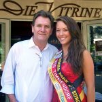 "Vitrine"-Inhaber Heiko Zademach freut sich mit Janin-Christin Weiß über die gewonnene Miss-Wahl (Foto: René Kleinschmidt)