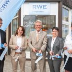 Feierliche Eröffnung des RWE-Energieladens in Timmendorfer Strand mit Bürgermeisterin Hatice Kara (2.v.links) und Volker Owerien, Bürgermeister von Scharbeutz (rechts daneben)