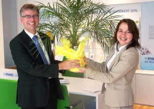 Bürgermeisterin Hatice Kara übergibt ein Geschenk an den RWE-Repräsentanten