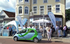 Großer Andrang zur Eröffnung des RWE-Energieladens in der Strandallee 84