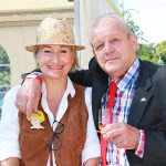  Ulrike Dahl von Karls Erlebnishof begrüßt den ehemaligen Nachbarn, Ex-Hofbesizter Karsten Honhold