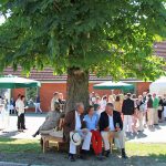Gemütliche Einweihungsparty mit Plätzen unter schönen, alten Bäumen im Landhaus Töpferhof