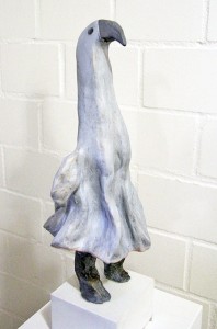 Vogel im modischen Kleid: Skulptur aus Ton in verschieden bemalten Schichten