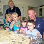 Der Niendorfer Hotelier und Konditor Stefan Muuss (re) hat die Vorschulgruppe des ev. Kindergartens Niendorf zum Plätzchenbacken eingeladen, mit Lasse, Lusse, Alicia und Antonio.