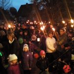 Großer Andrang beim Start des St. Martinsritts vor der Niendorfer St. Petri-Kirche (Foto: René Kleinschmidt)