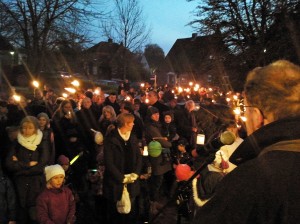 Großer Andrang beim Start des St. Martinsritts vor der Niendorfer St. Petri-Kirche (Foto: René Kleinschmidt)