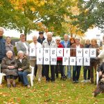 Protestierende Niendorfer im Dr. Wittern-Park