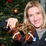 Natascha Spreen vom Sea Life Timmendofer Strand mit dem geretteten Hummer Lucky