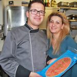 Arne und Tanja Stäcker mit dem berühmten "Stäcker-Lachs", einer Kreation aus mariniertem Lachs, die Sie hier oder in der METRO kaufen können.