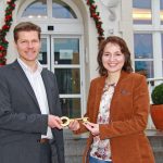 Bürgermeisterin Hatice Kara überreicht Joachim Nitz den symbolischen Schlüssel für sein neues Büro in der Timmendorfer Strand/Niendorf Tourismus GmbH