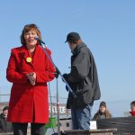 Bettina Hagedorn (SPD) spricht auf dem Redenerpodium vor den Demonstranten