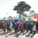 Protest auf dem Seebrückenplatz: Rund 300 Bürger kamen, um sich lautstark gegen die geplante Bahntrasse zu wehren