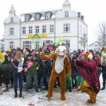 Wie entfesselt tanzten die Harlem-Shaker vor dem Timmendorfer Alten Rathaus