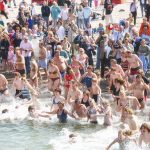 Alljährlich wieder die Attraktion: Mutige Menschen strömen scharenweise in die kalte Ostsee und eröffnen die Badesaison (Foto: René Kleinschmidt)