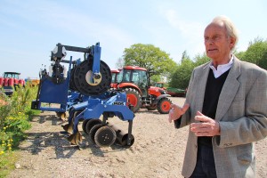 Eine Wissenschaft für sich: Karl-Heinz Dahl erklärt die Pflanzmaschine