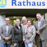 Die Spitzenkandidaten der verschiedenen Parteien am Wahlabend vor dem Rathaus in Timmendorfer Strand (von links nach rechts): Jörn Eckert (SPD), Anja Evers (CDU), Ulrich Herrmann (FDP für Michael Berk), Stefanie Paetow (Grüne) und Jacob Bielfeldt (WUB) - Foto: René Kleinschmidt