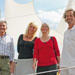 Bei der Wind Art 2009: Dr. Egon Schmitz-Hübsch, Künstlerin Anja Es, Gabriele Hiller-Ohm (SPD), Künstler Jens J. Meyer vor dem Objekt „Die Bake“