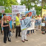 Rund 150 Demostranten empfingen Bahnchef Grube vor der Trinkkurhalle