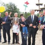 Minister, Ortspolitiker, Bürgermeister und Architekten lassen Luftballons steigen für den großen Moment
