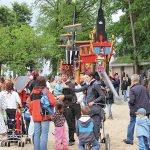 Eine Attraktion für Eltern und Kids - der neue Kinderspielplatz mit großem Piratenschiff.