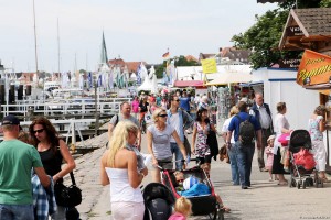 Auftakt bei Kaiserwetter: Endlich mal wieder Sonnenschein für Travemündes Segel-Event (Foto: Christian Beeck, © www.segel-bilder.de)