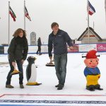 Eisbahn-Initiatorin Birte Friedländer und Hansjörg Conzelmann von der Tou- rismus GmbH proben schon mal Eisstockschießen auf Scharbeutzer Eis