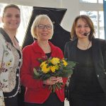 Bürgervorsteherin Anja Evers (links) und Bürgermeisterin Hatice Kara (rechts) bedanken sich bei Inge Krebs für eine perfekte Organisation des Neujahrsempfangs