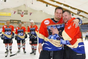 Alte Freunde: Korbinian Witting und Marcus Krützfeldt freuen sich über die "Ehren-Trikots" in der Timmendorfer Eishockeyhalle