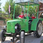 Mit Schwung um die Kurve: Kinder haben einen Riesenspaß im "Bauernporsche"