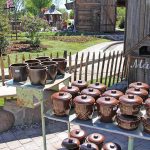 Der noch viel größere Bauernmarkt bietet etliche schöne Dinge für Haus und Garten