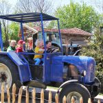 Hey, das macht Spaß! Hier können auch die ganz Kleinen Traktor fahren