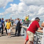 Schönwetterwolken begleiten die ersten Besucher auf Niendorfs Seebrücke