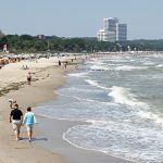 Schon der Weg dorthin ist ein Ziel: Über die Seebrüke mit Blick auf den Strand zum Teehaus