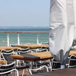 Die Terrasse mit Außenplätzen direkt über dem Meer lädt zum sonnigen Genuss ein