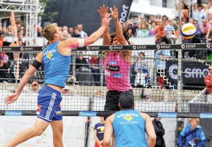 Spannende Szenen am Netz bei den Deutschen Beachvolleyball-Meisterschaften 2014